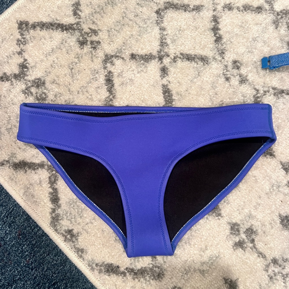 Triangle bikini bottoms size xs never worn